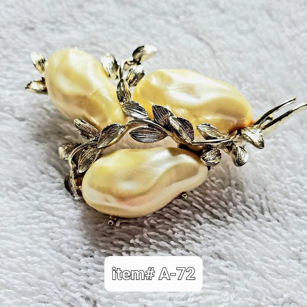 A beautiful Brooch , item # A- 72, wt. 17 grams,